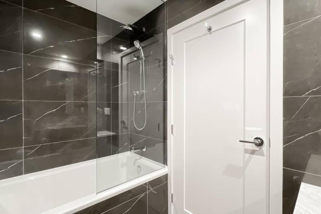 Spacious New Apartment With Working Space@Oakridge Vancouver Eksteriør billede