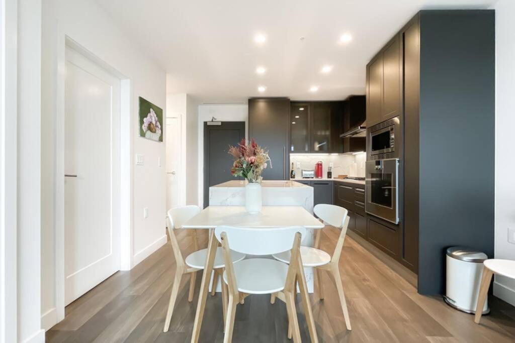 Spacious New Apartment With Working Space@Oakridge Vancouver Eksteriør billede