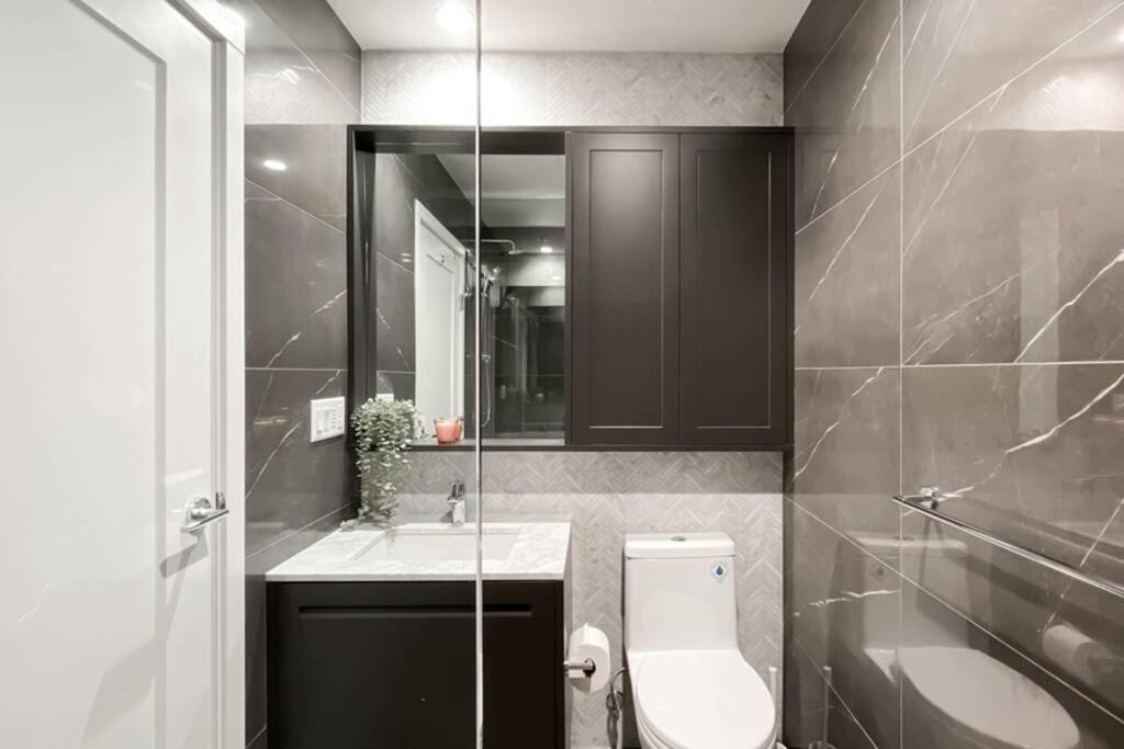 Spacious New Apartment With Working Space@Oakridge Vancouver Eksteriør billede