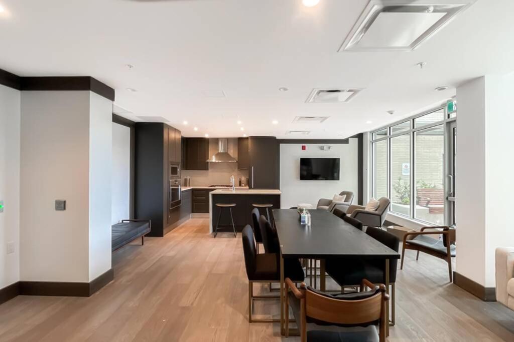 Spacious New Apartment With Working Space@Oakridge Vancouver Eksteriør billede