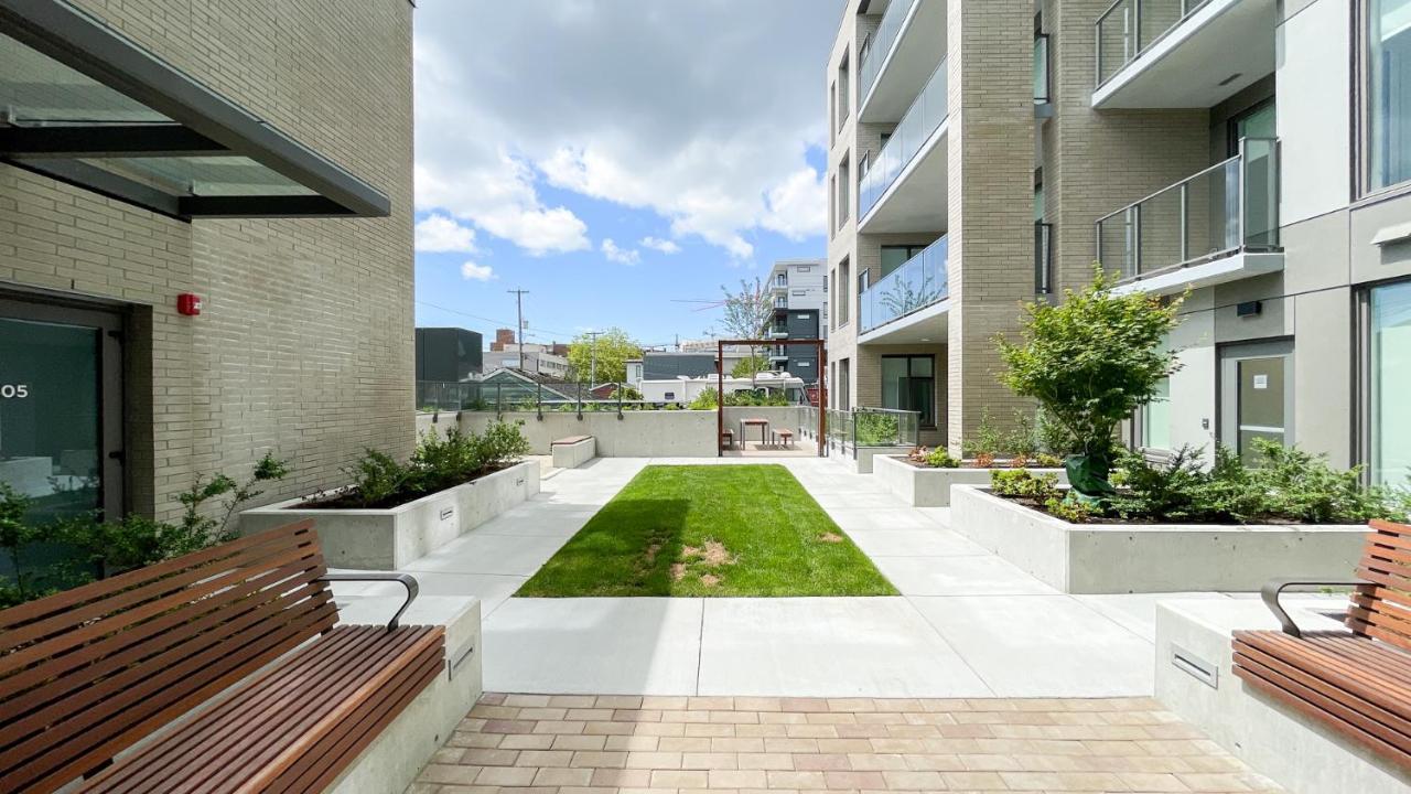 Spacious New Apartment With Working Space@Oakridge Vancouver Eksteriør billede